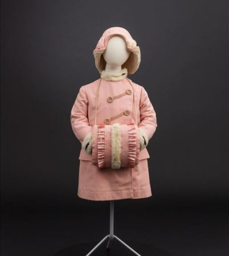 MODEHASSELT_Kinderensemble uit roze melton afgewerkt met hermelijn, Collectie Modemuseum Hasselt
