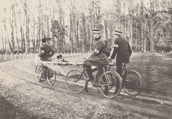 brancard tussen fietsen (c) Museum voor de verpleegkunde