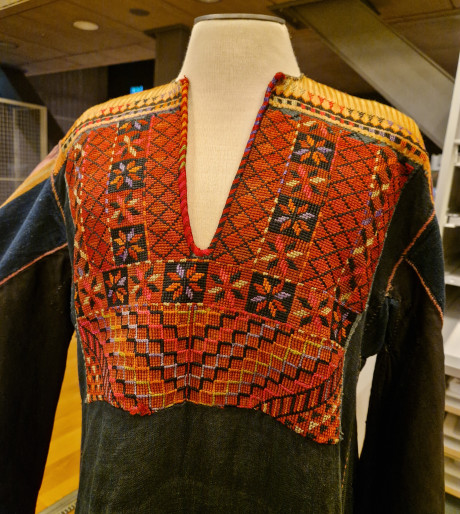 Detail van thobe - collectie MAS