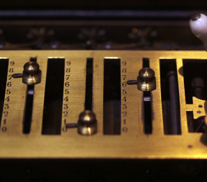 Colmar_arithmometer-Rama, CC BY-SA 3.0 FR, via Wikimedia Commons