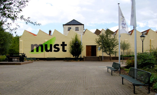 MUST vooraanzicht