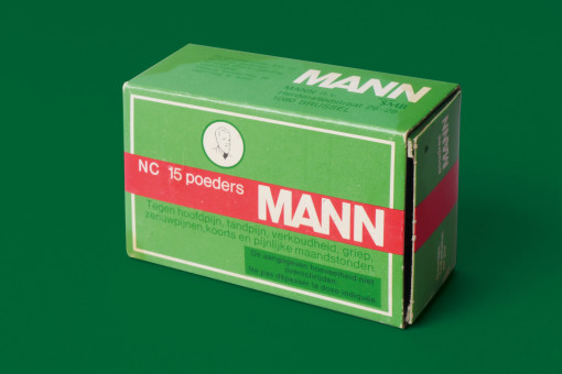 448399-Verpakking voor poeder van het merk Mann, gebruikt tegen hoofdpijn, tandpijn, verkoudheid, griep, zenuwpijnen, koorts en pijnlijke maandstonden. Veel fabrieksarbeiders namen deze poeders, of een v-b3bffb-