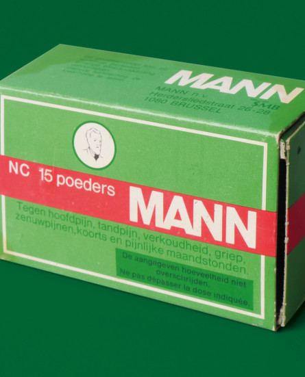 448399-Verpakking voor poeder van het merk Mann, gebruikt tegen hoofdpijn, tandpijn, verkoudheid, griep, zenuwpijnen, koorts en pijnlijke maandstonden. Veel fabrieksarbeiders namen deze poeders, of een v-b3bffb-