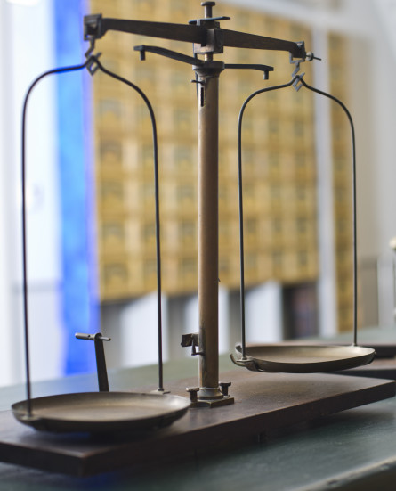 Artikel LC medisch_Balans. Collectie Musea Maaseik