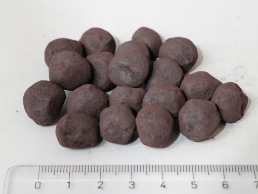 Pelletized_iron_ore_with_scale