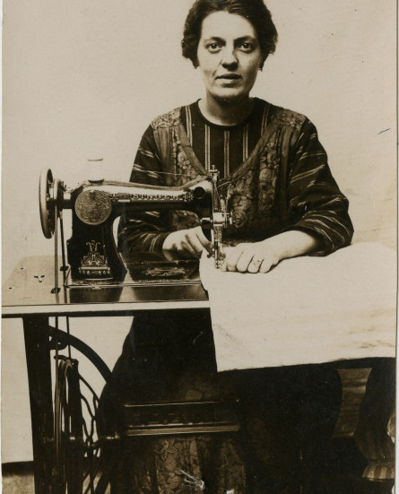 VrouwNaaimachine_CollectieHuisvanAlijn
