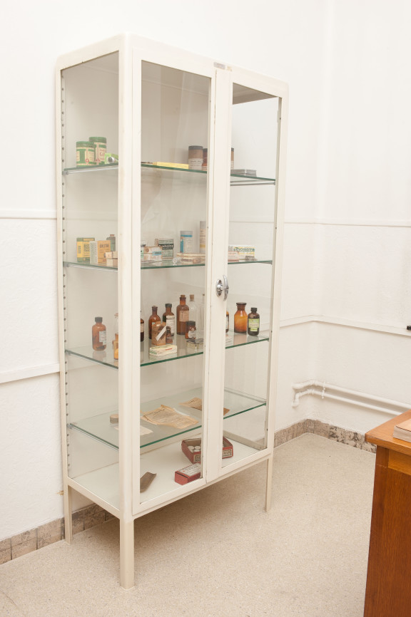 Apothekerskast met leggers van Vandendaelen. UZV003681 Collectie Histaruz